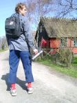 En mand med røde sokker, svensk taske, hus m stråtag, en kaffekande og flagstang m dannebrog.jpg